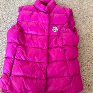Authentic Moncler vest beautiful color like new! I bought this in Europe .